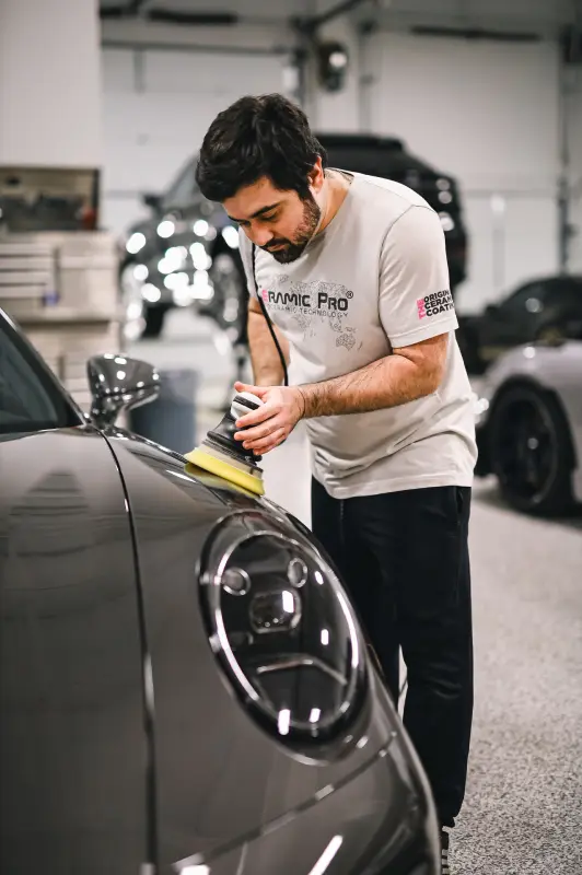 Automobile premium dans un atelier de detailing
