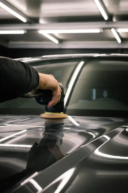 Inspection d’une carrosserie sous éclairage de detailing