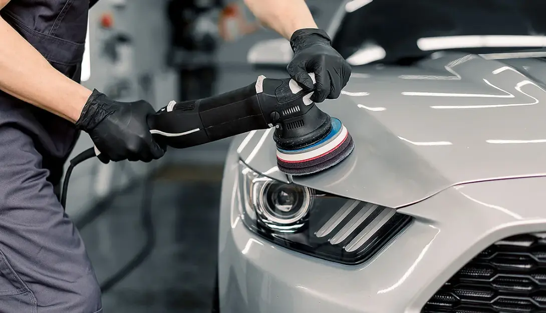 Polissage de carrosserie automobile